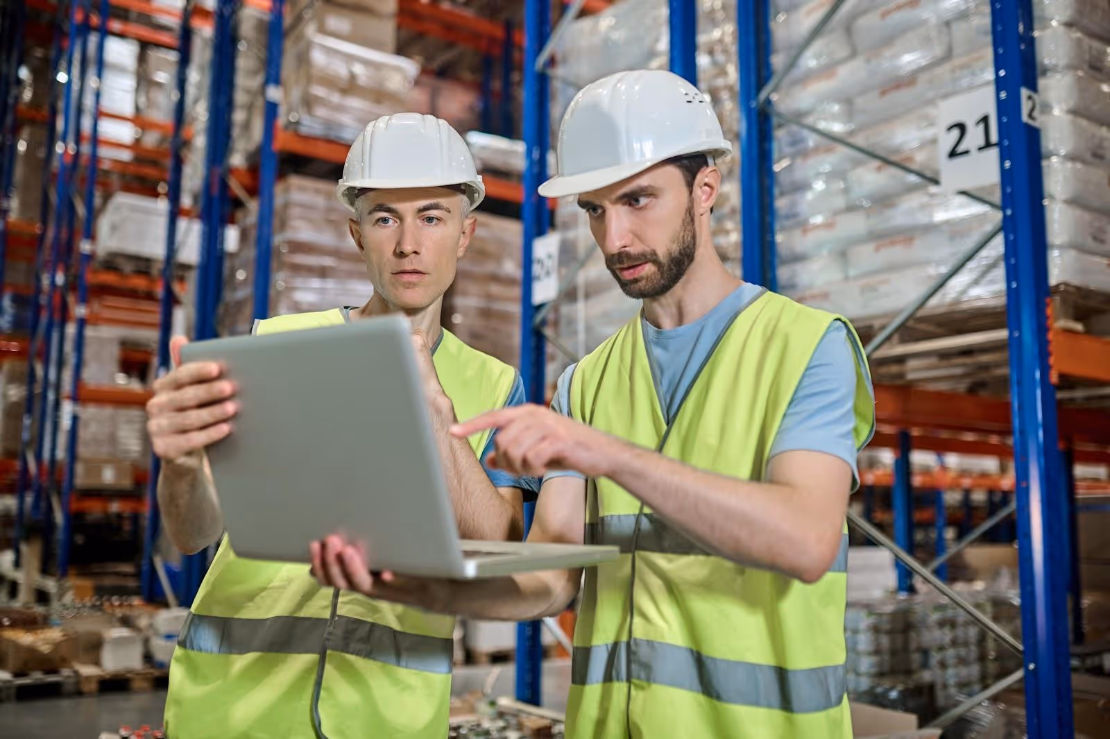 Zwei Männer arbeiten mit AI in der Auftragsabwicklung