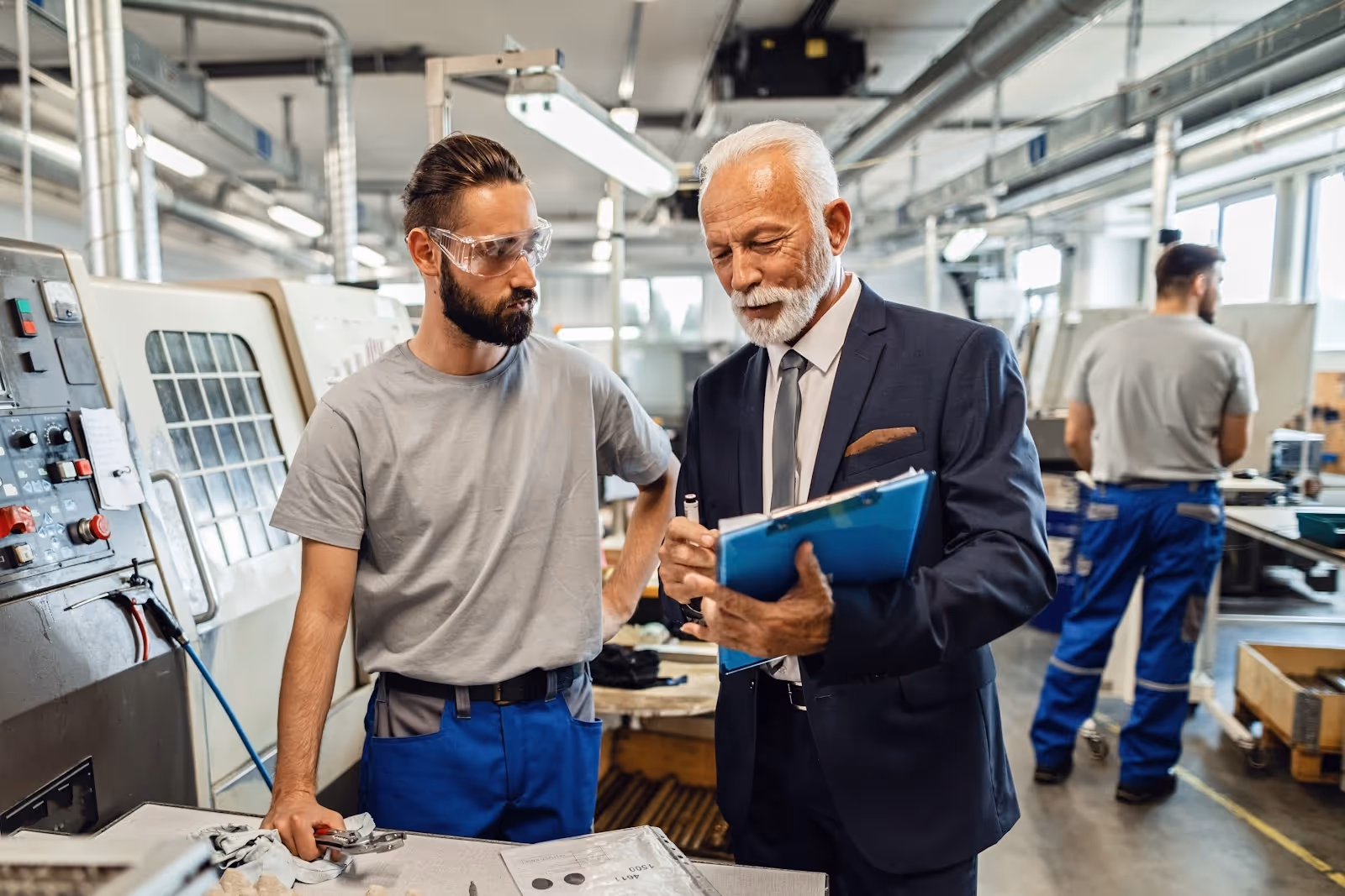 Zwei Männer, die im Qualitätsmanagement arbeiten.